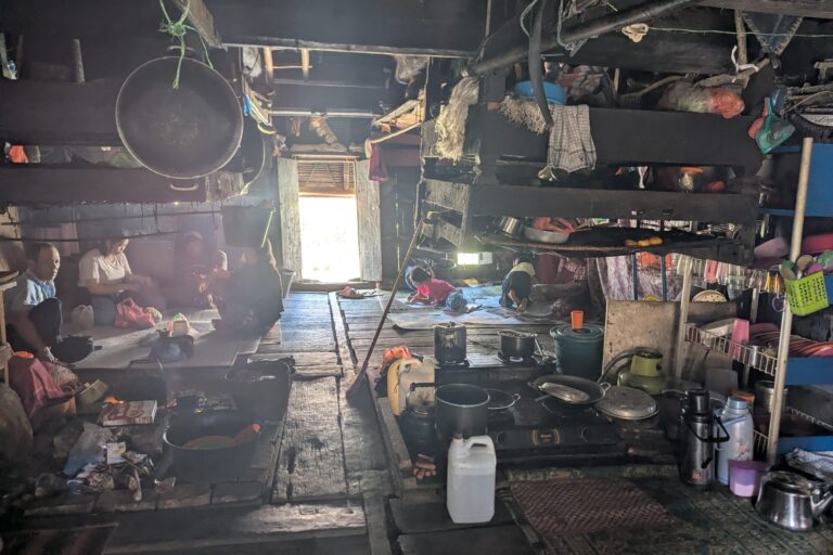 Interior de casa karonesa